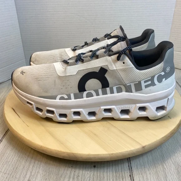 On Cloudmonster Men’s Gray/White Running Shoes, Size 11.5

Tbo#044 - Picture 4 of 8